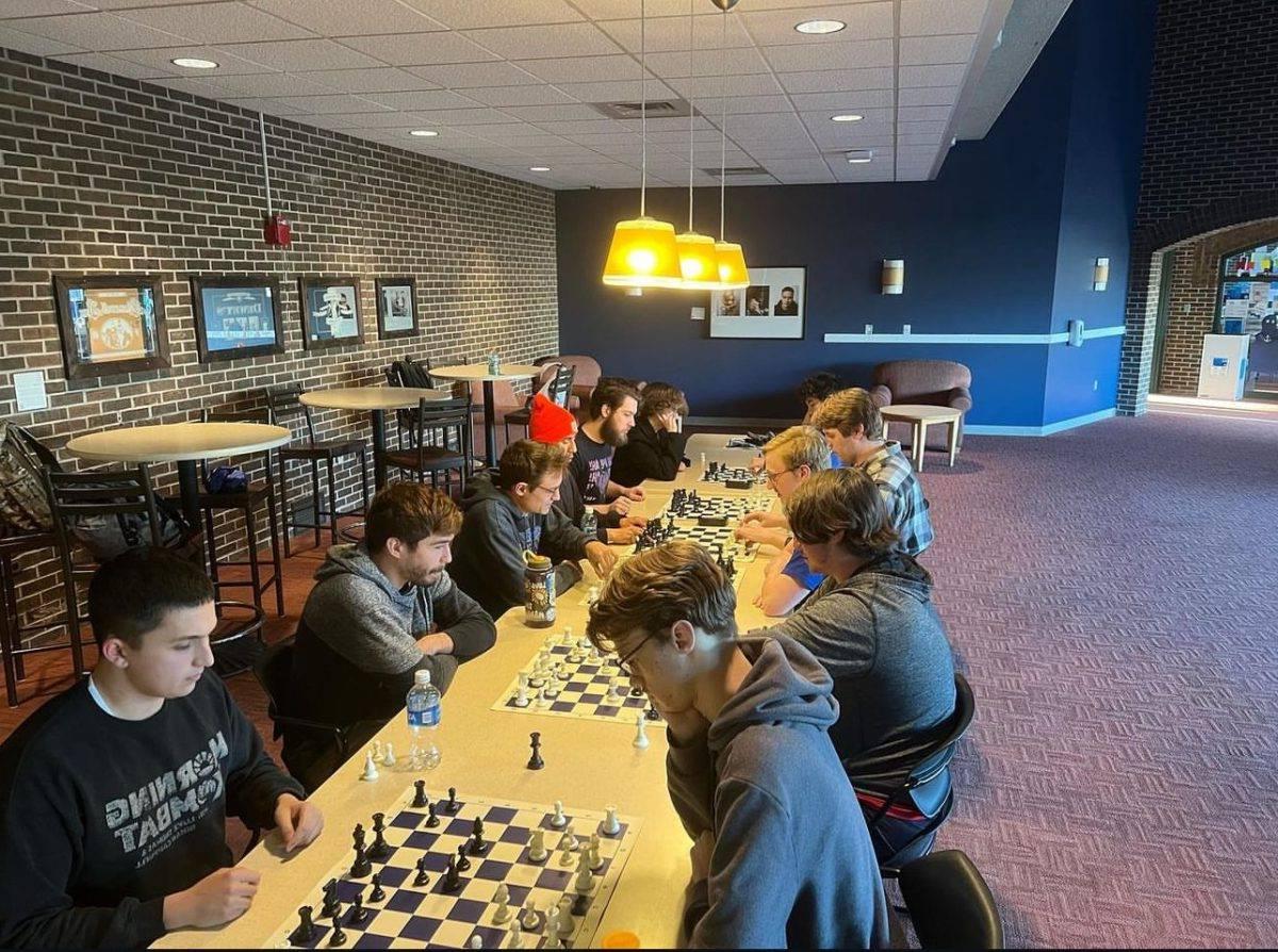 学生们在柯克霍夫的地下室下棋